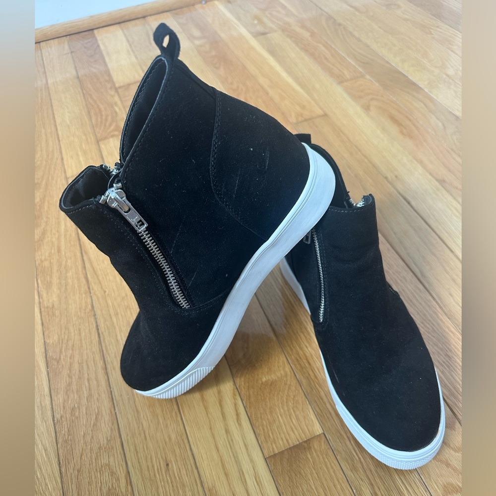 Women’s Time and Tru Black Wedged Booties Size 8 W